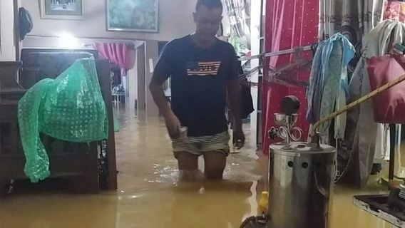 Plu Depuis Le Soir, Maisons Du Peuple à Jondul Padang Inondé 1 Mètre