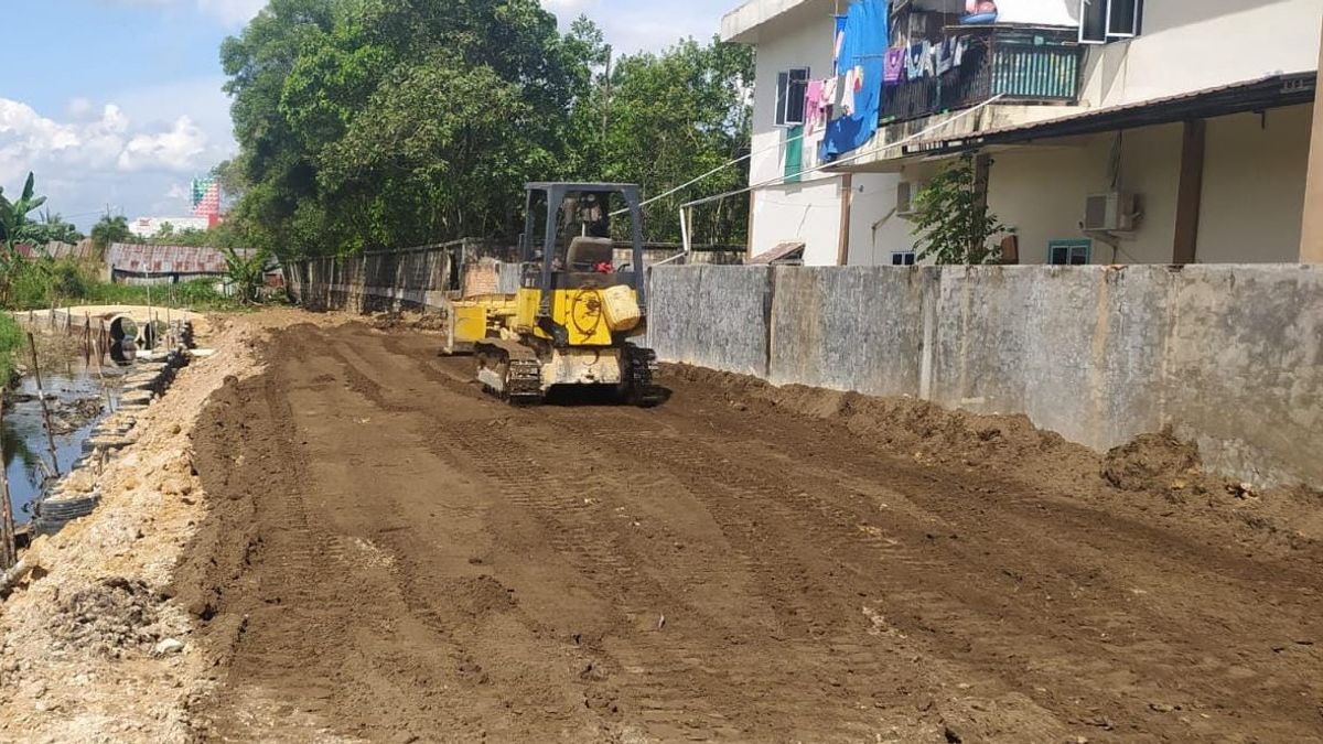 プカンバルの村人たちは、FABAを活用してPLNが建設した道路の品質を称賛しています