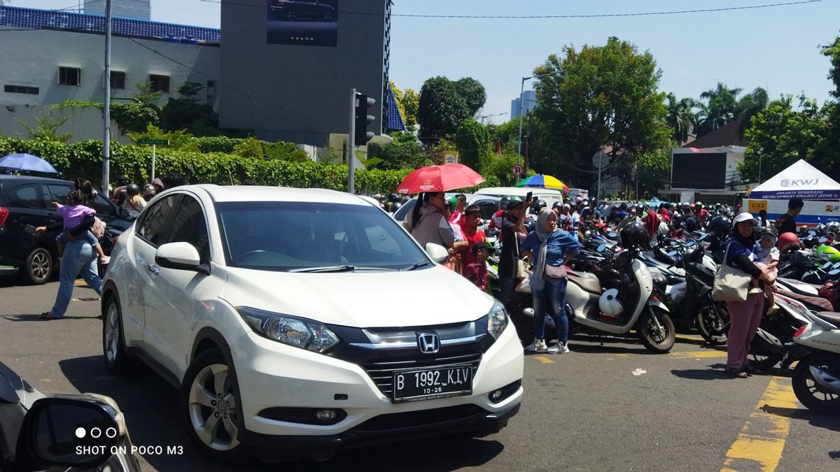 Les résidents visiteurs de Kirab Prabowo - Gibran au rond-point HI se sont plaints du stationnement sauvage à une tarification de 10 000 rp sur Jalan Agus Salim Menteng