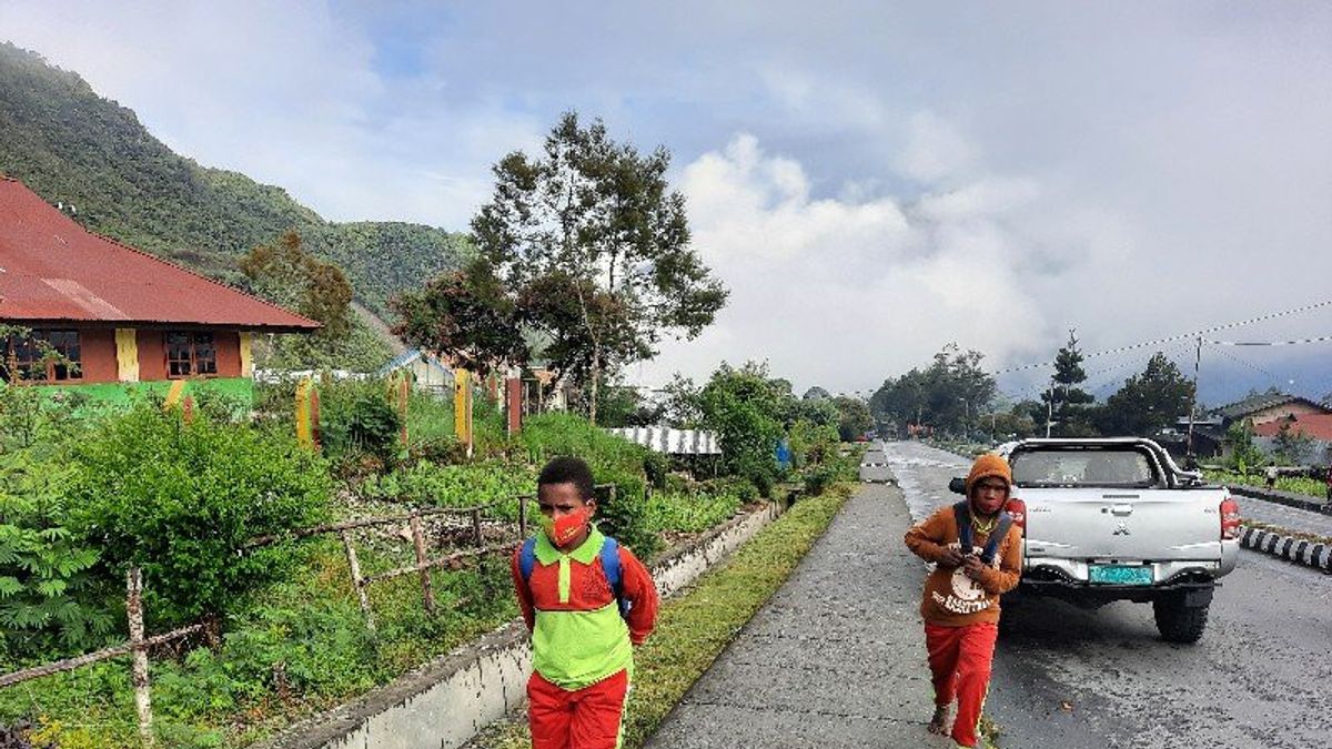 Despite The Green Zone, Regent Yuni Wonda Ensures Face-to-Face Learning In Puncak Jaya, Papua Is Restricted