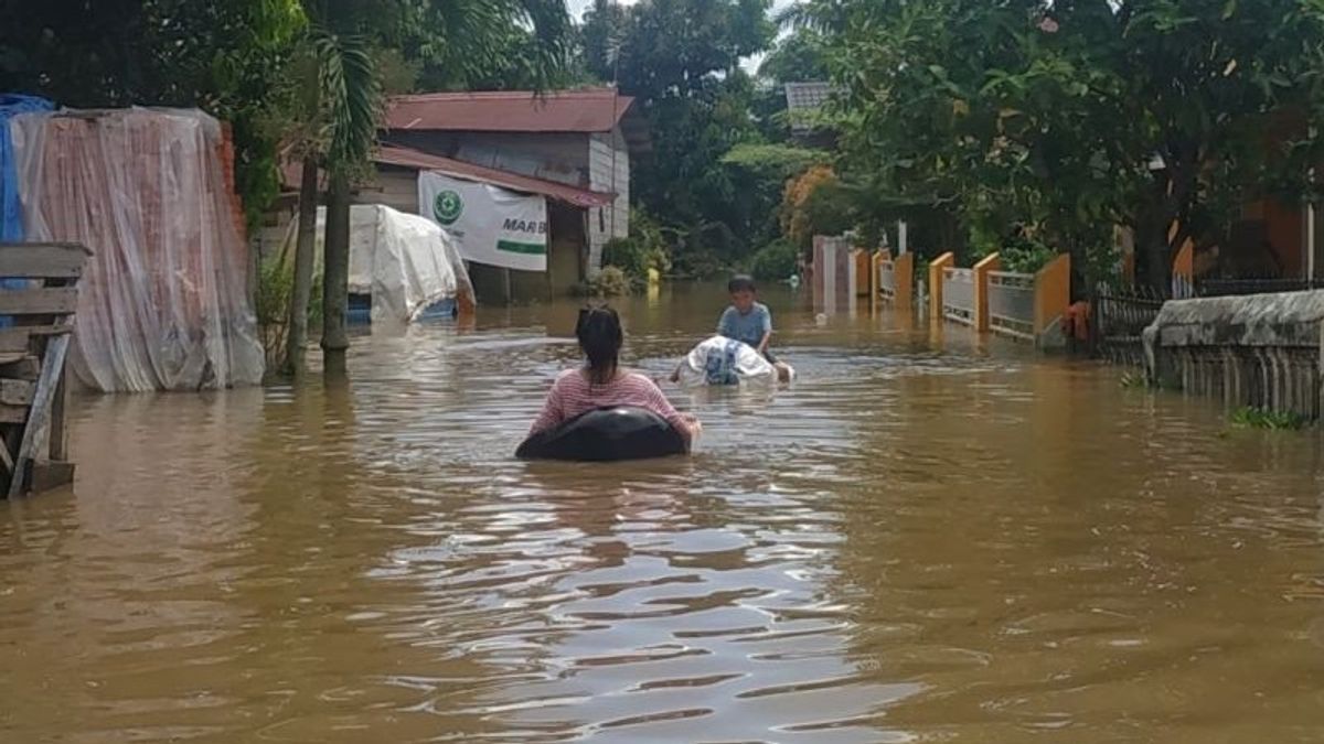 ペカンバルの洪水1,108軒の家屋、逃げる家族の1,066人の頭