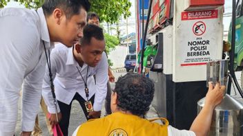 中爪哇警方在三宝垄-梭罗线上检查加油站