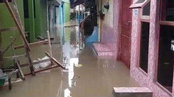 ケボンパラ、東ジャカルタ、最大2メートルの洪水の住民の集落