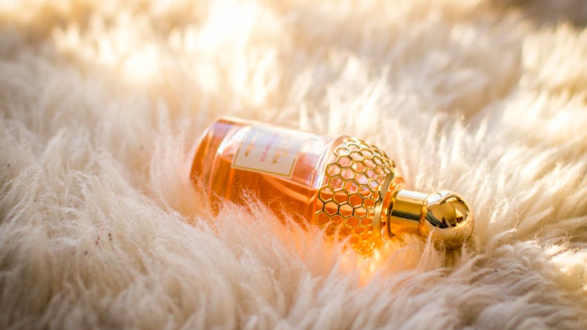 an adhésif : les parfums existent pour une personne qui répond à plusieurs modèles différents