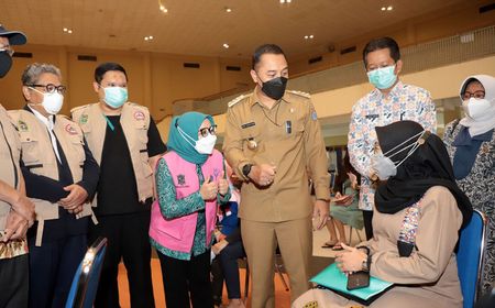 Wali Kota Surabaya Eri Cahyadi Semangati Ibu Hamil yang Ikut Vaksinasi