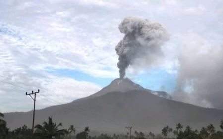 BNPB: Zona Bahaya Erupsi Gunung Lewotobi Laki-laki Radius 2 Kilometer