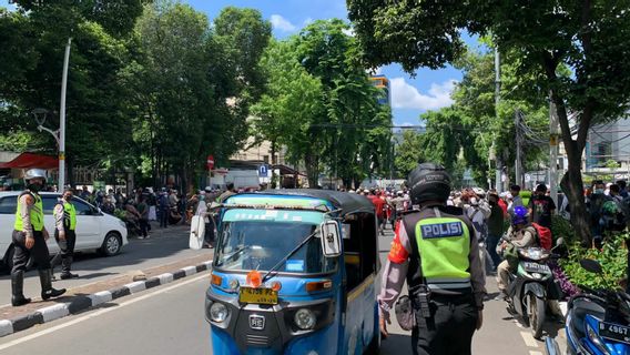 Route Bloquée Par La Police, Des Femmes à La Réunion 212 En Colère « C’est Mon Pays, Ne Me Chassez Pas », Abu Janda: Mangez Ce Drun!