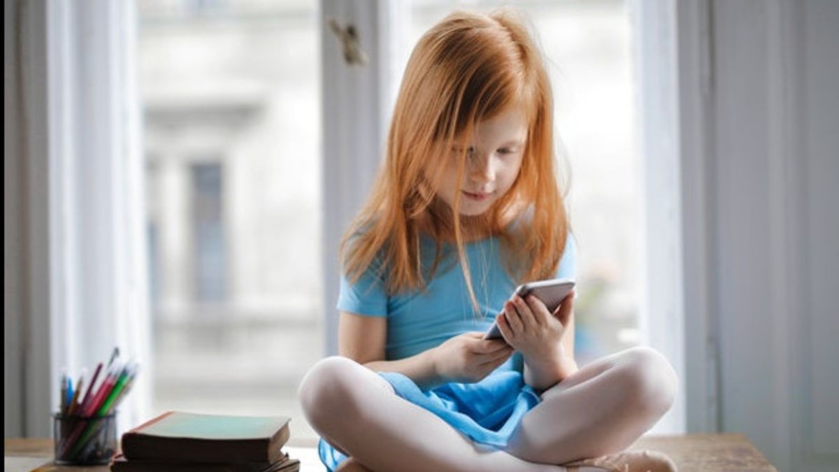 専門家によると、ソーシャルメディアの使用は子供と青年のうつ病の原因です