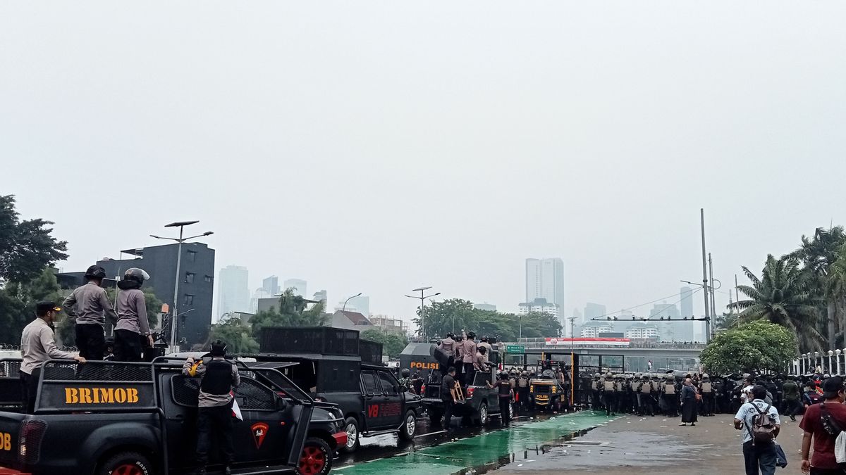  'Santai-santai' Teriak Massa Aksi Demo DPR Dipukul Mundur Water Canon Polisi