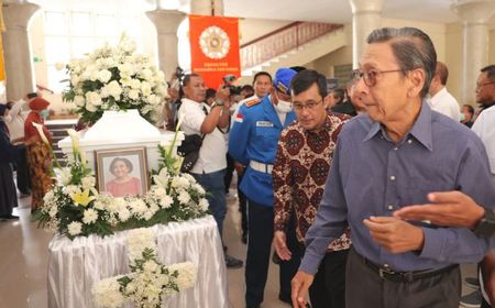 Beri Penghormatan Terakhir untuk Sri Adiningsih di UGM, Boediono: Kami Berbelasungkawa