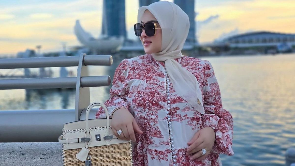 Sering Pakai Flat Shoes, Intip Penampilan Modis Syahrini dengan Baby Bump dalam 7 Potret