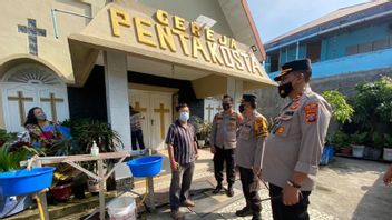 TNI-Polri Aide à Réparer Les Maisons Des Gens Endommagées Par Les Combats à Medan
