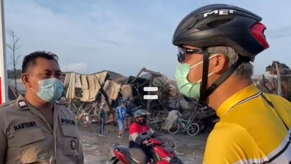 Pagi-pagi Sambil Gowes, Ganjar Pranowo Cek Pasar Johar yang Ludes Terbakar