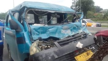 Bogor City Angkot Seruduk Chicken Truck On The Jagorawi Toll Road, 11 People Were Injured