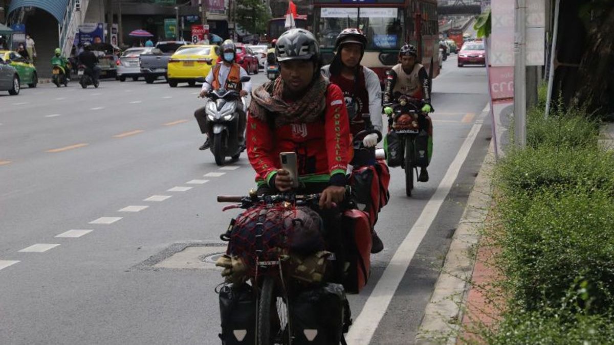 السفر إلى مكة المكرمة، 3 من راكبي الدراجات الإندونيسيين يتوقفون في بانكوك