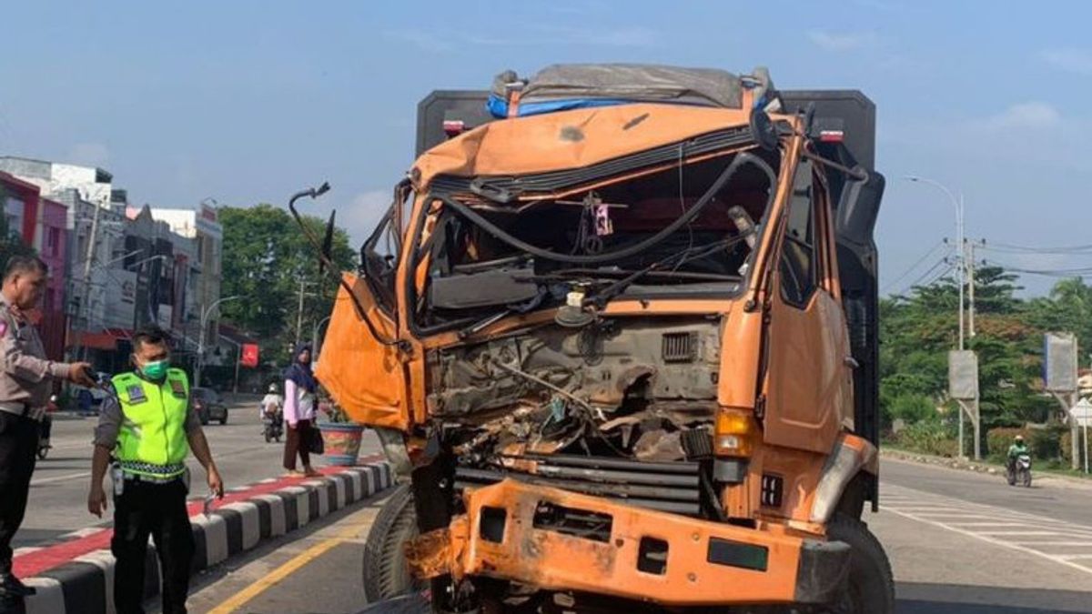 Polisi Usut Penyebab Mobil Fuso Tabrak Tangki di Palembang 