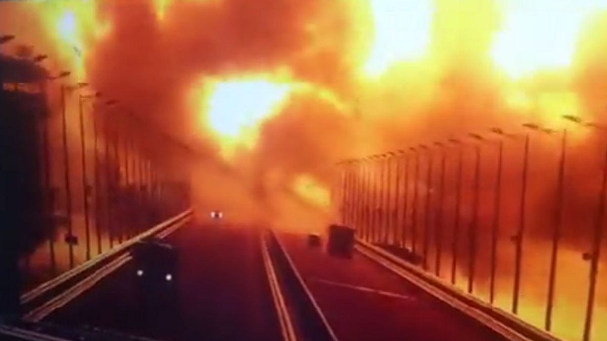 قطع خط القرم الروسي بسبب النيران الكثيفة على الجسر من انفجار سيارة مفخخة ، من أفعاله؟