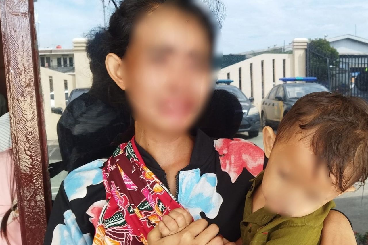جاكرتا - دموع زوجة المشتبه به باجيلو في مركز شرطة كاكونغ: العقد لم يتم دفعه ، الزوج مشتبه به ، من يريد نافكين؟