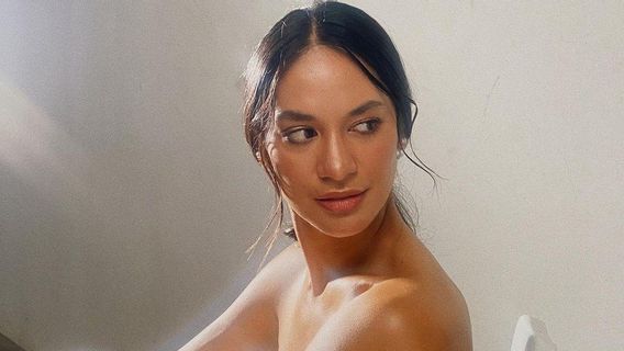 The Beauty Is Too Beautiful, Take A Peek At 7 Portraits Of Hana Malasan Wearing Off-Shoulder Superiors