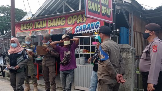 Preventing Transmission, Residents Of Lebak Banten Undergo An Antigen Swab Test When Leaving The House Above 20.00 WIB