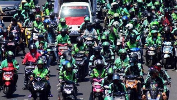 Dozens Of Ojol Drivers Control The Funeral Process Of Bekasi Mutilation Victims