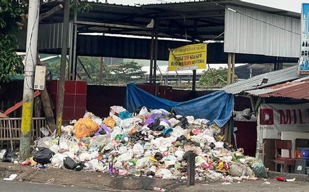 Tempat Pembuangan Sampah yang Meluber di Yogyakarta Disemprot Cairan Disinfektan