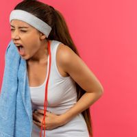 スポーツ後の嘔吐は体の圧倒された兆候であり得、その原因を認識する