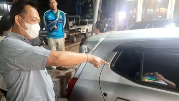 汽车破碎玻璃模式盗窃案发生在Cibubur旅游城的超市英雄,丢失Macbook Air的受害者
