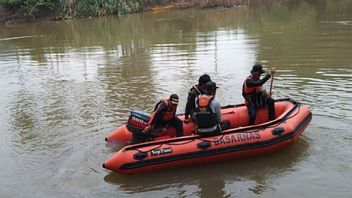 Basarnas Banten Searches For 9-Year-Old Boy Drifting In Sasak River