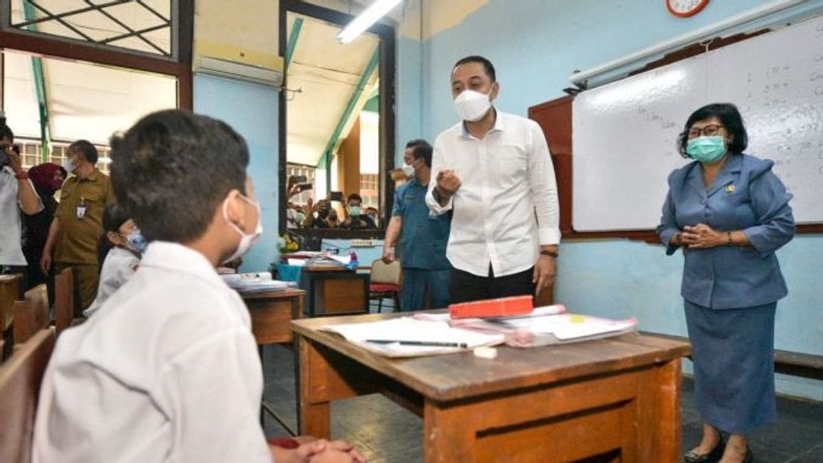 تقدم حكومة مدينة سورابايا منحا دراسية صعبة للشباب للطلاب ، وإليك الشروط