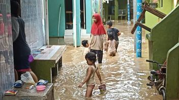 انحسر الفيضانات المرسلة من بوغور ، سكان كيبون بالا ، جاوة الشرقية ، ينظفون منازلهم من القمامة والطين