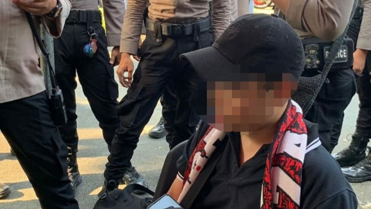 Indonesian National Team Supporters Arrested Bringing 5 Bottles Oftens And Flares In GBK