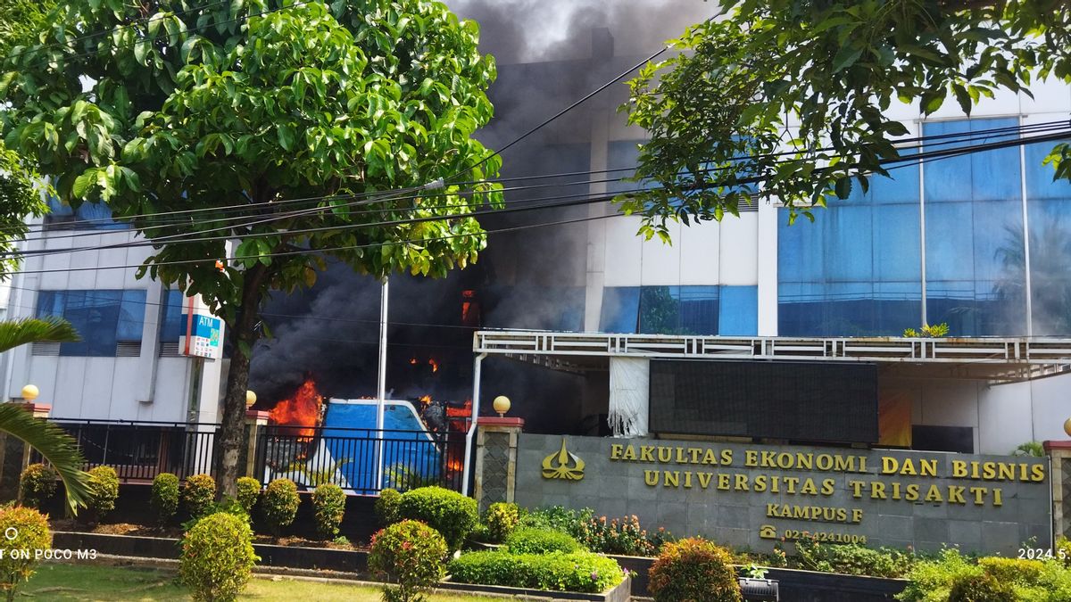 campus F de l'Université Trisakti Cempaka Putih, incendié par un bus