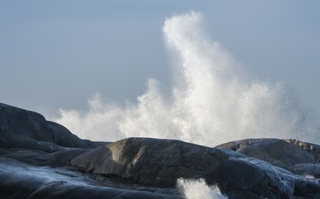 BMKG Imbau Masyarakat Waspadai Gelombang Tinggi saat Libur Natal dan Tahun Baru di Pantai Kalsel