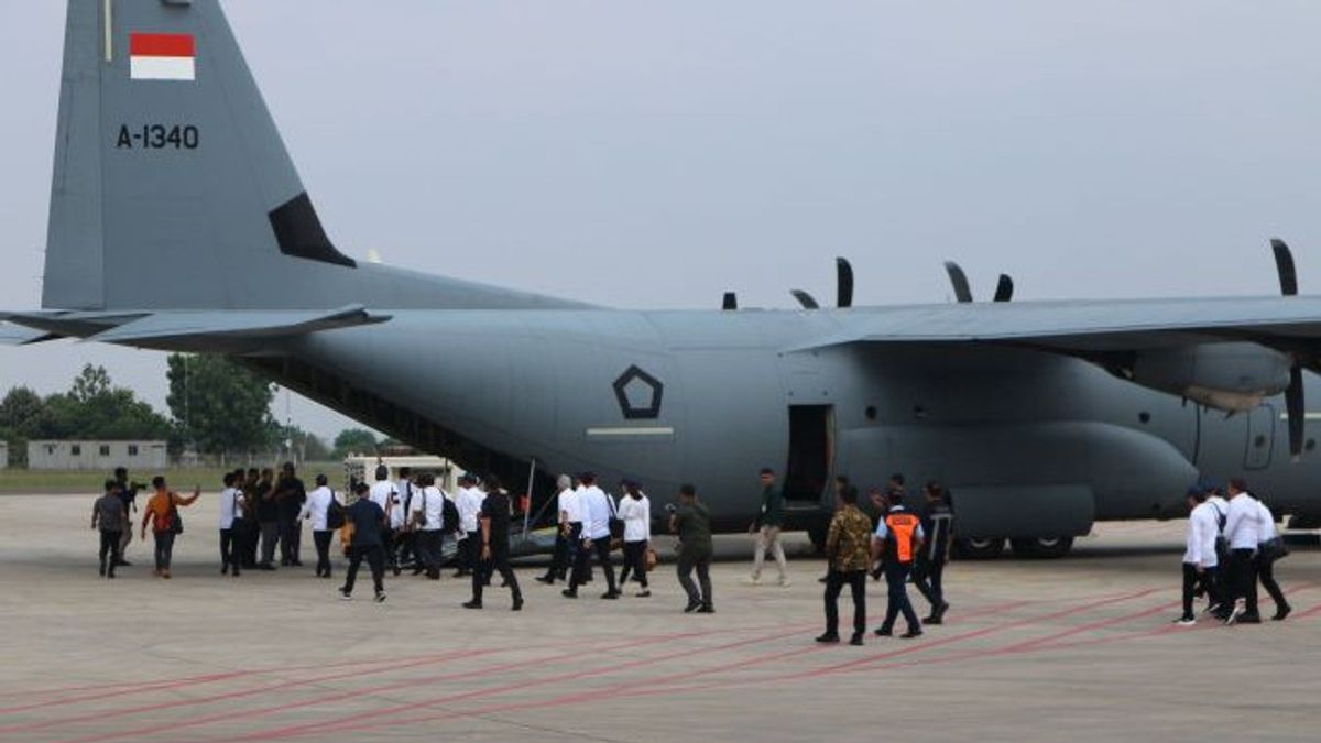 Partant des approvisionnements à Magelang, les ministres montent sur le super-avion Hercules