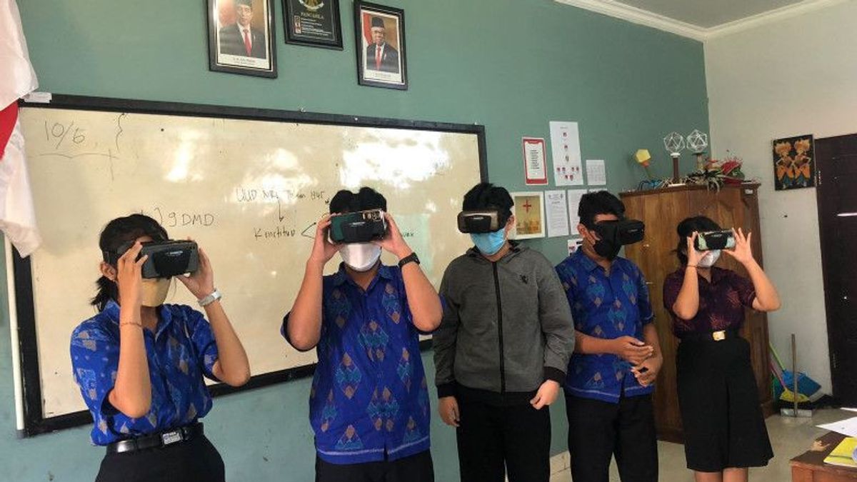 الطلاب في بالي يبدأون باستخدام نظارات الواقع الافتراضي للدراسة