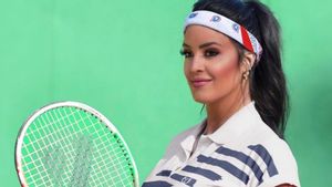 <i>Influencer</i> Rachel Sthulmann Kasih Tips Bermain Tenis, tapi Pakaiannya Bikin <i>Salfok</i> Penggemar