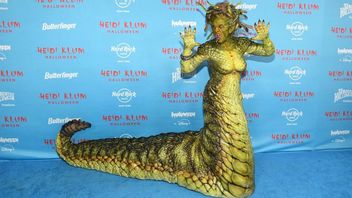    Tampil sebagai Medusa, Heidi Klum Tetap Jadi Queen of Halloween yang Tak Tergoyahkan