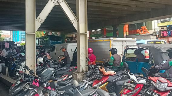 There Is A Illegal Parking At Tanah Abang Market, Just Report It To The Police, Here's How