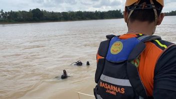 在搜索的第二天，一名10岁男孩在Batanghari河中溺水，发现了采矿