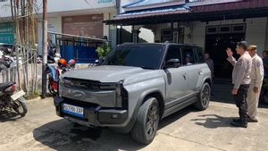 Gubernur Kaltara Pakai Mobil Dinas Listrik