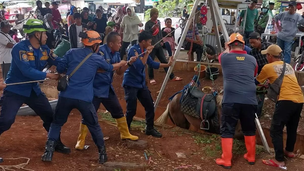 It's Not Just A Matter Of Putting Out The Fire, This Is A Series Of Heroic Rescues Carried Out By The Depok Damkar