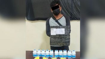القبض على تاجر في مانادو من قبل الشرطة أثناء تناوله حزمة مخدرات صلبة