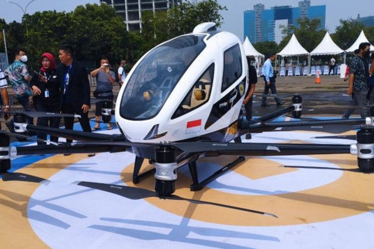 未来の輸送手段である空飛ぶタクシーの仕組みを見る