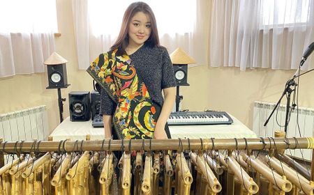 Dayana Main Angklung di Kedubes Indonesia, Cantik Berbalut Selendang Adat