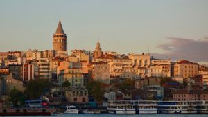 ガラタタワーイスタンブールトルコは、復興後に訪問者に再開