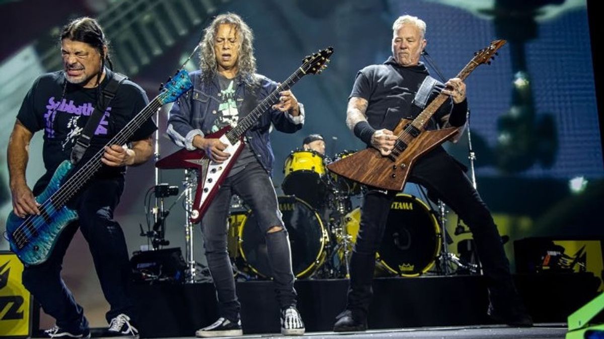 メタリカのコンサートセンセーションのために、パースクライミングスタジアムタワーの2人の男性が警察に逮捕