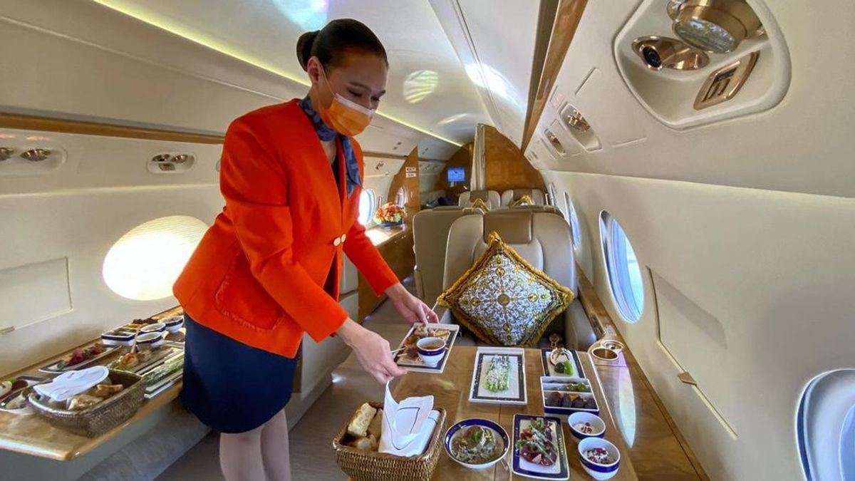 打破苏丹的快，乘坐私人飞机与五星级酒店餐饮