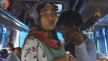  Pengamen Viral Nyanyikan <i>Wulan Merindu</i> di Atas Bus