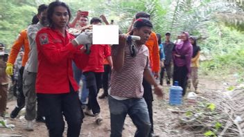 Agam Sumbar的小学生在疏散期间仍然被鳄鱼河口咬伤，歇斯底里的家庭欢迎尸体